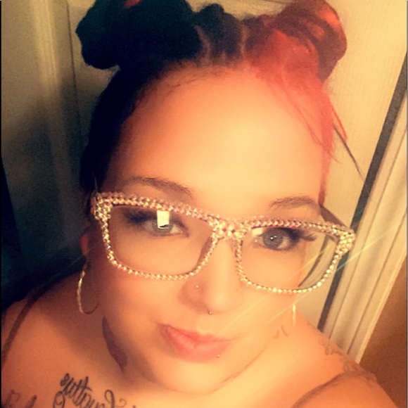 Meet your Posher, Krystal - Picture 2 of 2